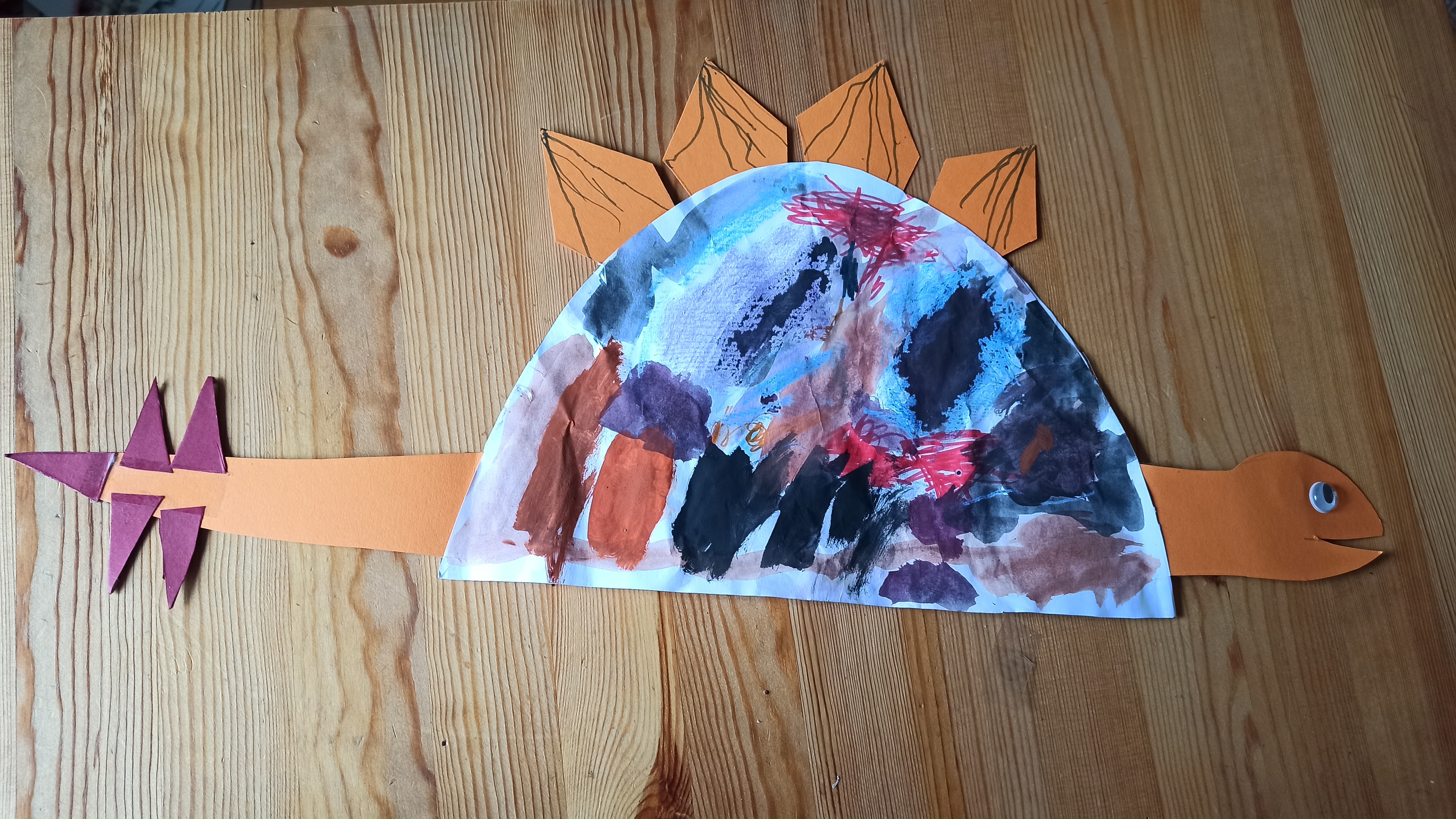 tvoření dinosauří čepice pro děti - stegosaurus
